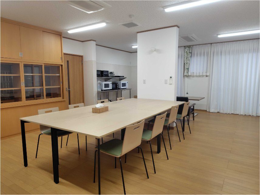 長机が並ぶ川丁食堂の客席