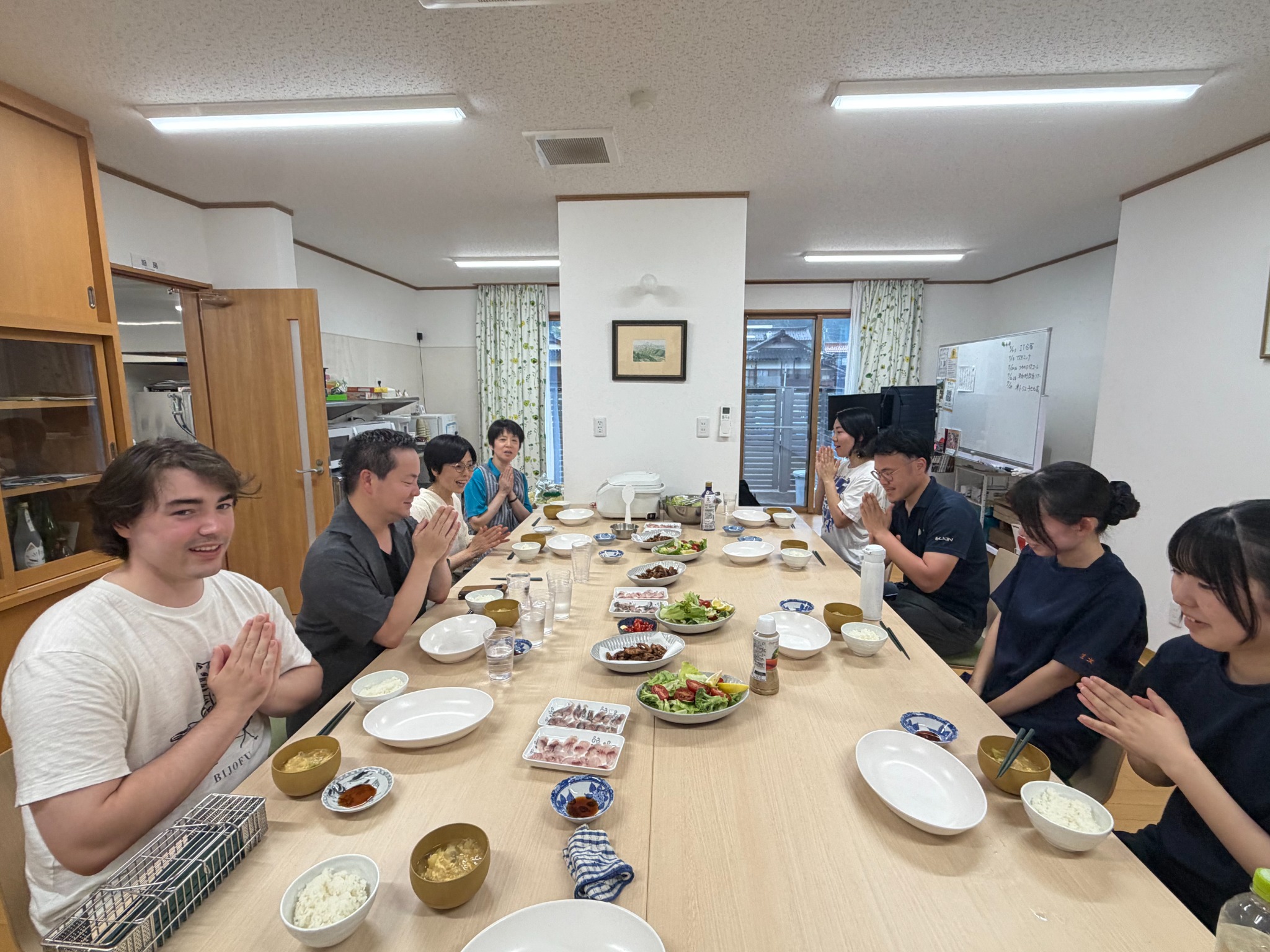 川丁食堂の大きな食卓で食事を共にする参加者
