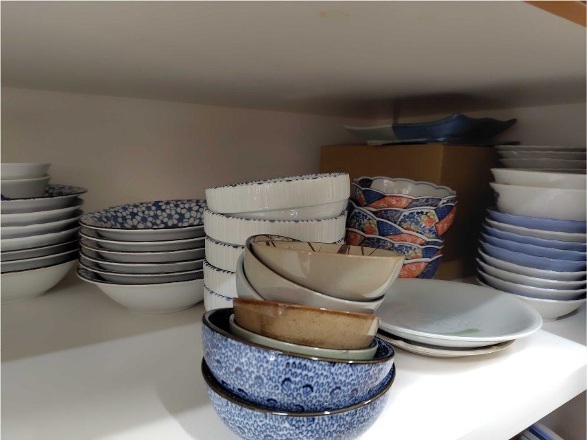 棚に並ぶ和食器と洋食器